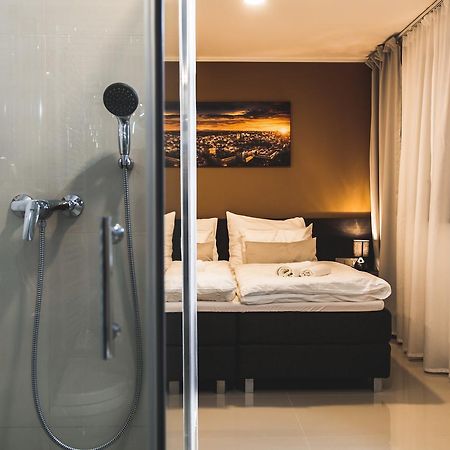 Silesia Residence Οστράβα Εξωτερικό φωτογραφία A shower in a hotel room